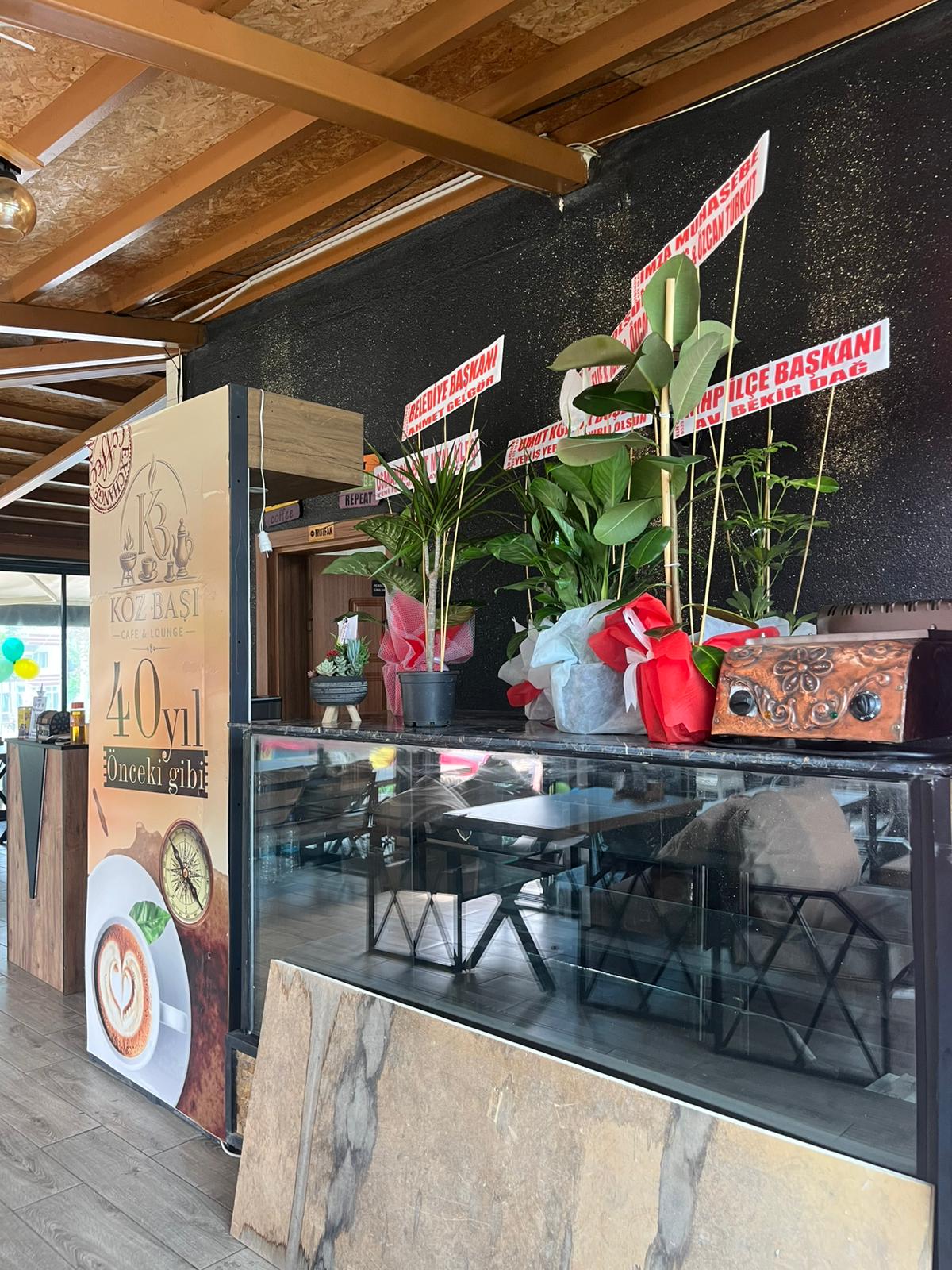Közbaşı Cafe & Lounge iç mekân ve servis alanı