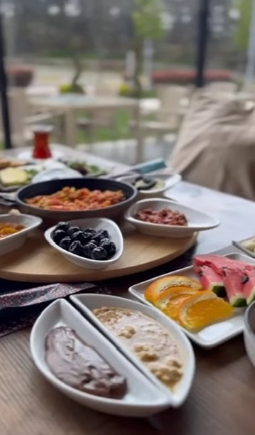Serpme kahvaltı ve menemen